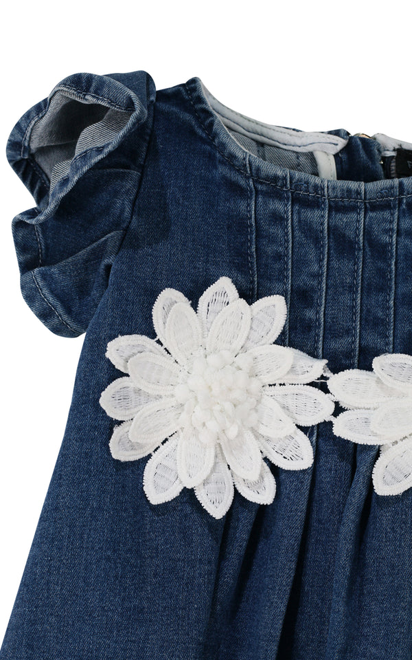 Abitino svasato in denim con applicazioni